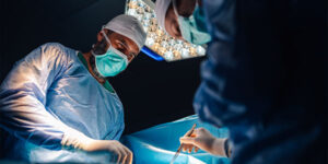 microchirurgie-vs-chirurgie-traditionnelle-rachis
